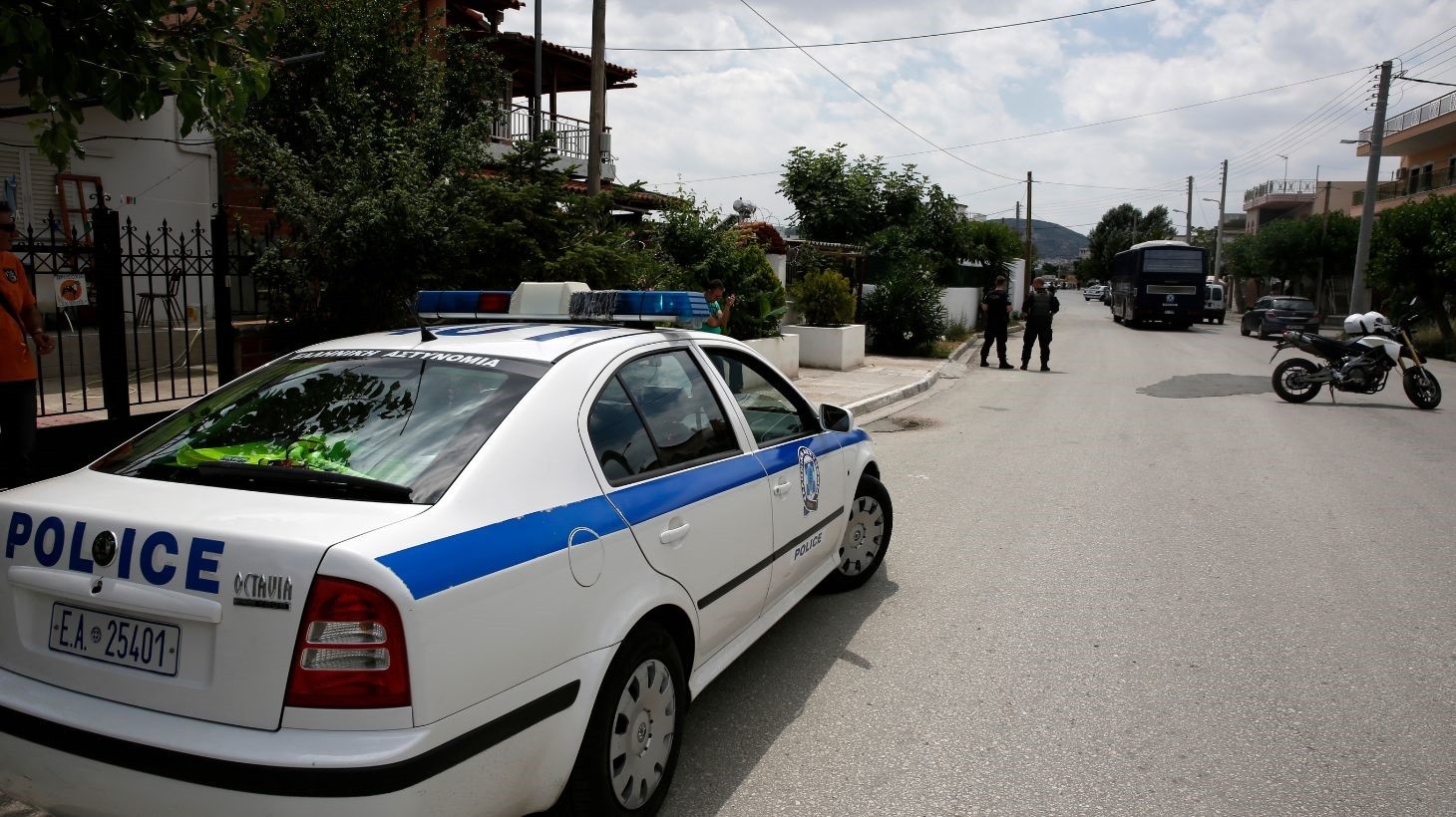 V Trikali našli mrtvo mater in sina v njunem domu