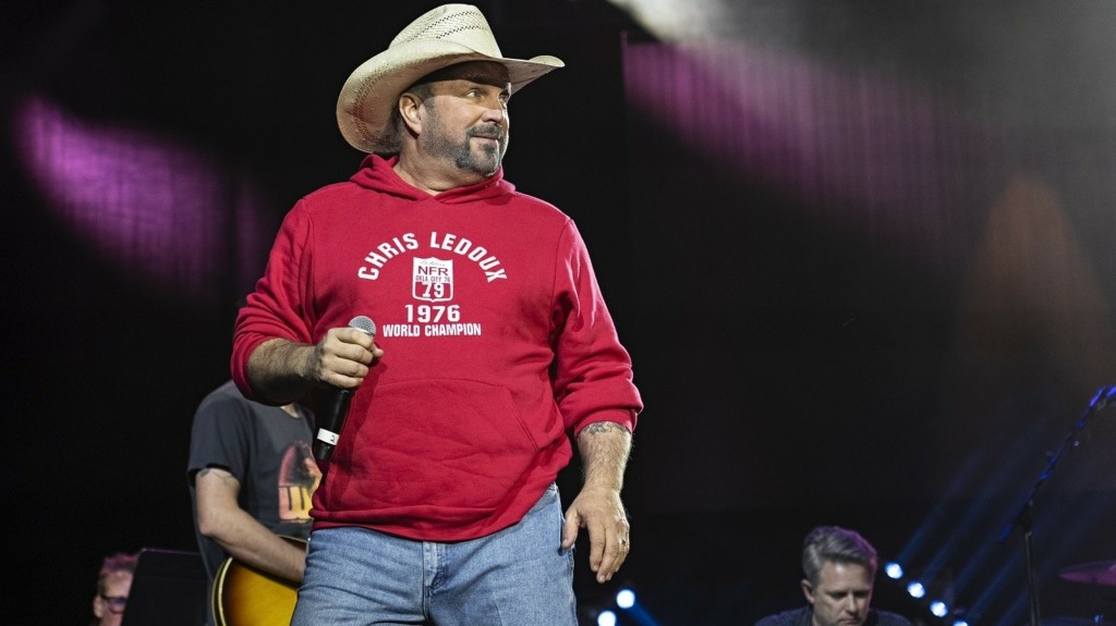 garth-brooks_0410_1460-820_new