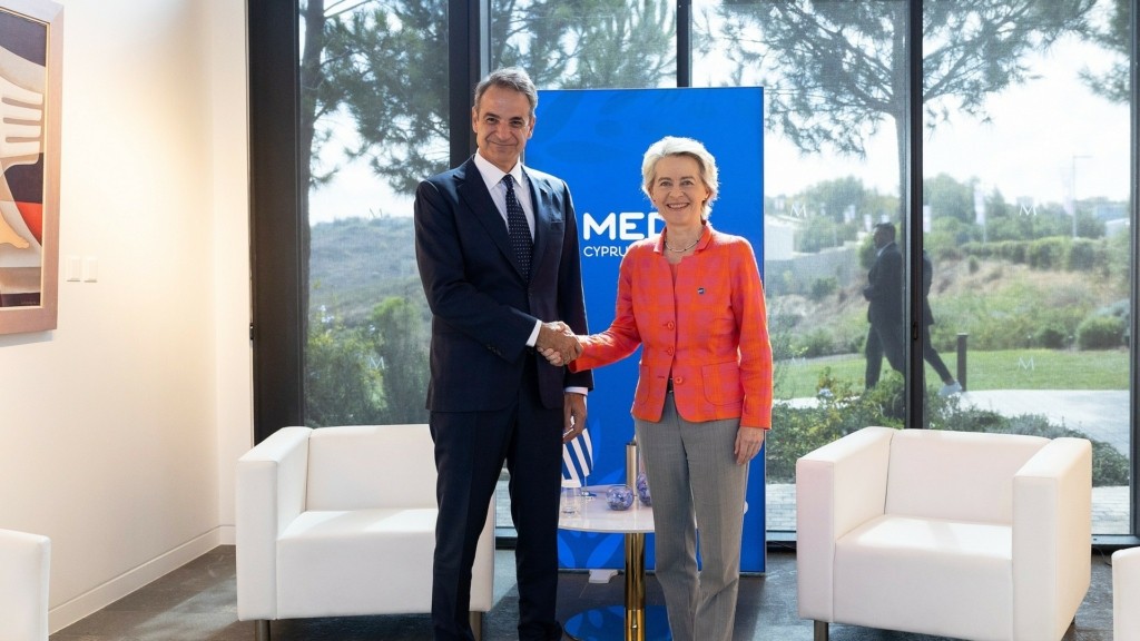 mitsotakis-leyen-pafos-xeirapsia