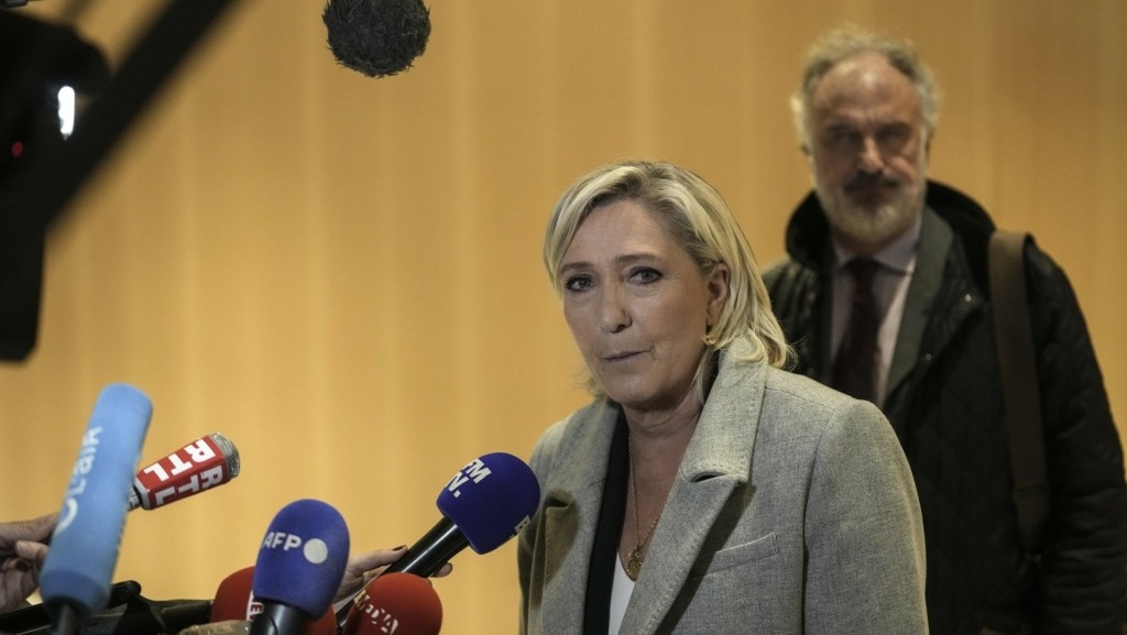 le-pen-mikrofona