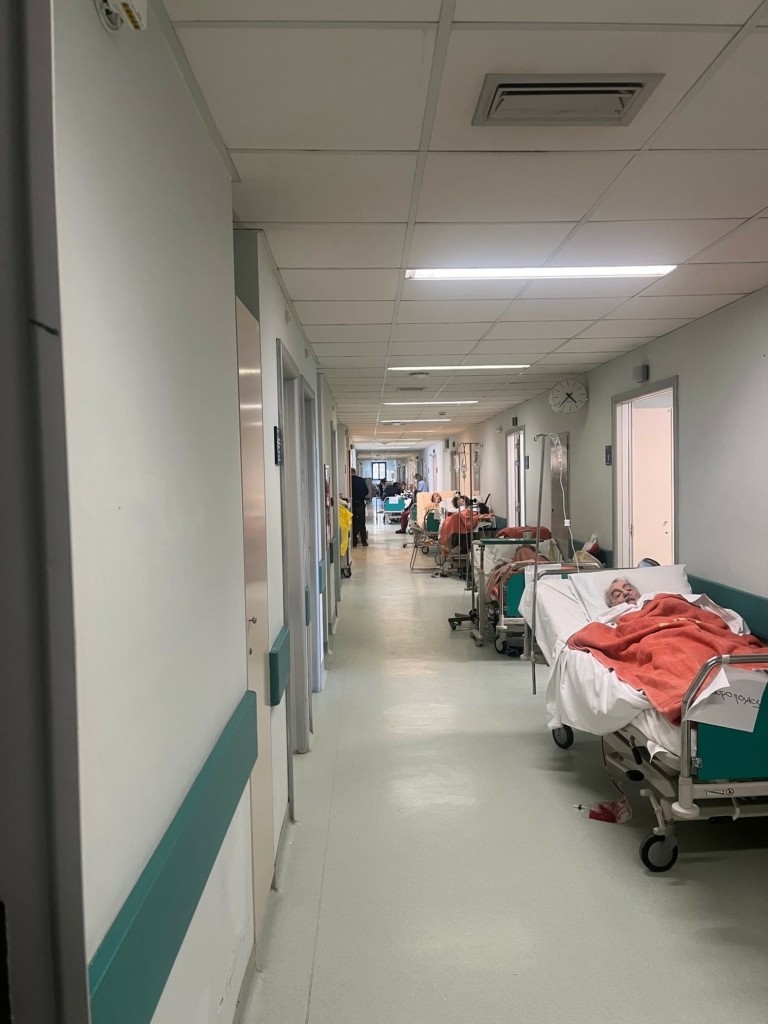 Ξεχείλισε από ράντζα το «Αττικόν» - Εικόνες ντροπής λίγο πριν την επίσκεψη του Άδωνη 2 IMG 2092