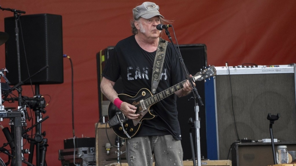 neil-young_1501_1460-820_new