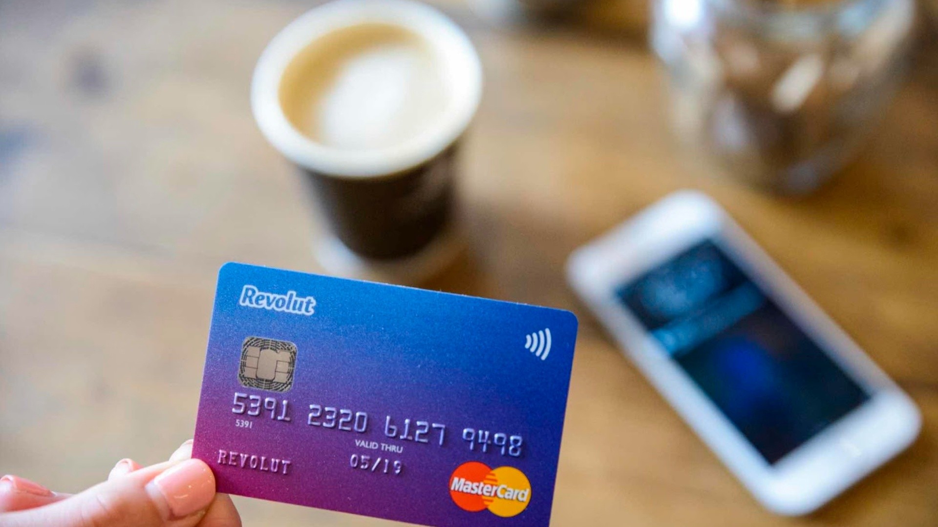 Revolut: Ξεπέρασε τα 2 εκατ. πελάτες στην Ελλάδα, έρχονται ελληνικά IBAN και υποκατάστημα