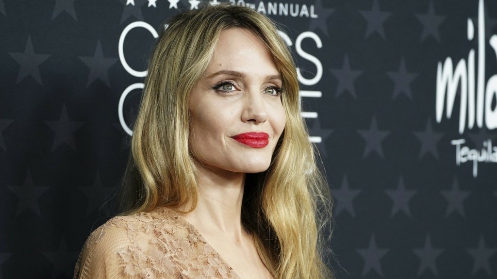 angelina-jolie_1102_1460-820_new