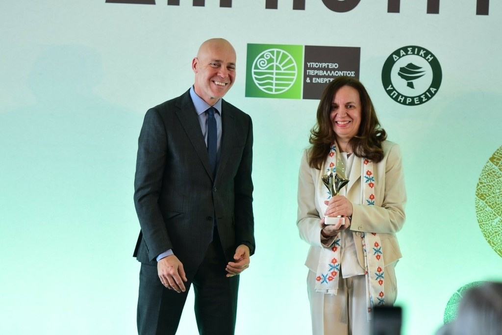 Ο πρώην Υφυπουργός Περιβάλλοντος και Ενέργειας Γιώργος Αμυράς βραβεύει τη Nova με την Corporate Affairs Executive Director της εταιρείας, Μάρθα Κεσίσογλου, να παραλαμβάνει το βραβείο