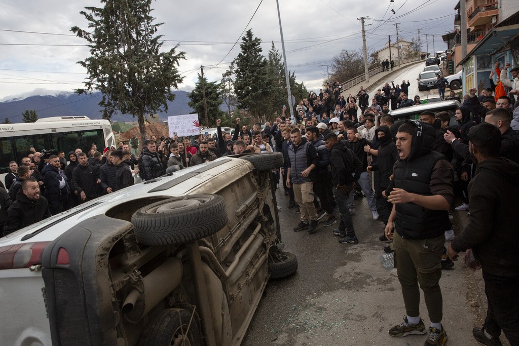 Φωτογραφία για: Β. Μακεδονία: Σοβαρά επεισόδια στo Κότσανι για την τραγωδία με τους 59 νεκρούς 2 AP25076567331558