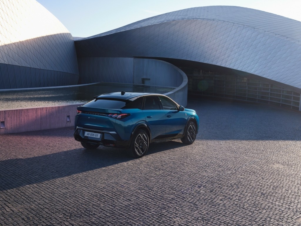PEUGEOT_3008_01