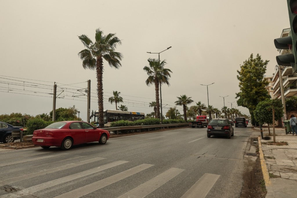 «Σκοτείνιασε» η Αττική από το πυκνό νέφος (εικόνες) 16 6561629