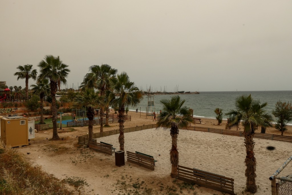 «Σκοτείνιασε» η Αττική από το πυκνό νέφος (εικόνες) 17 6561631