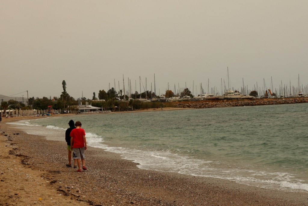 «Σκοτείνιασε» η Αττική από το πυκνό νέφος (εικόνες) 12 6561632