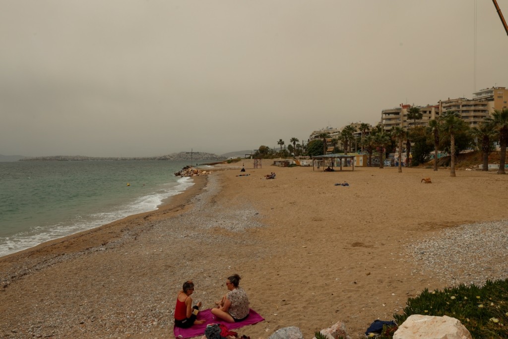«Σκοτείνιασε» η Αττική από το πυκνό νέφος (εικόνες) 14 6561635