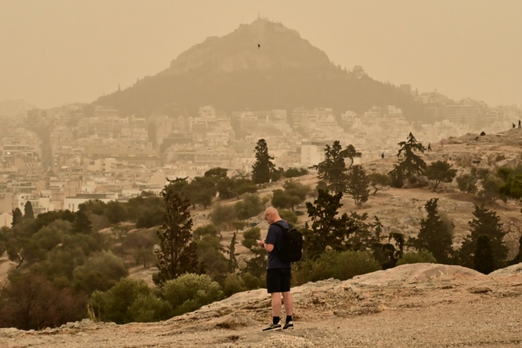 «Σκοτείνιασε» η Αττική από το πυκνό νέφος (εικόνες) 7 6561751