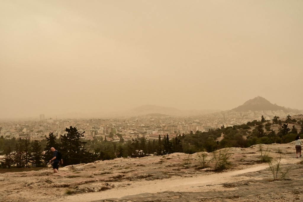 «Σκοτείνιασε» η Αττική από το πυκνό νέφος (εικόνες) 6 6561752
