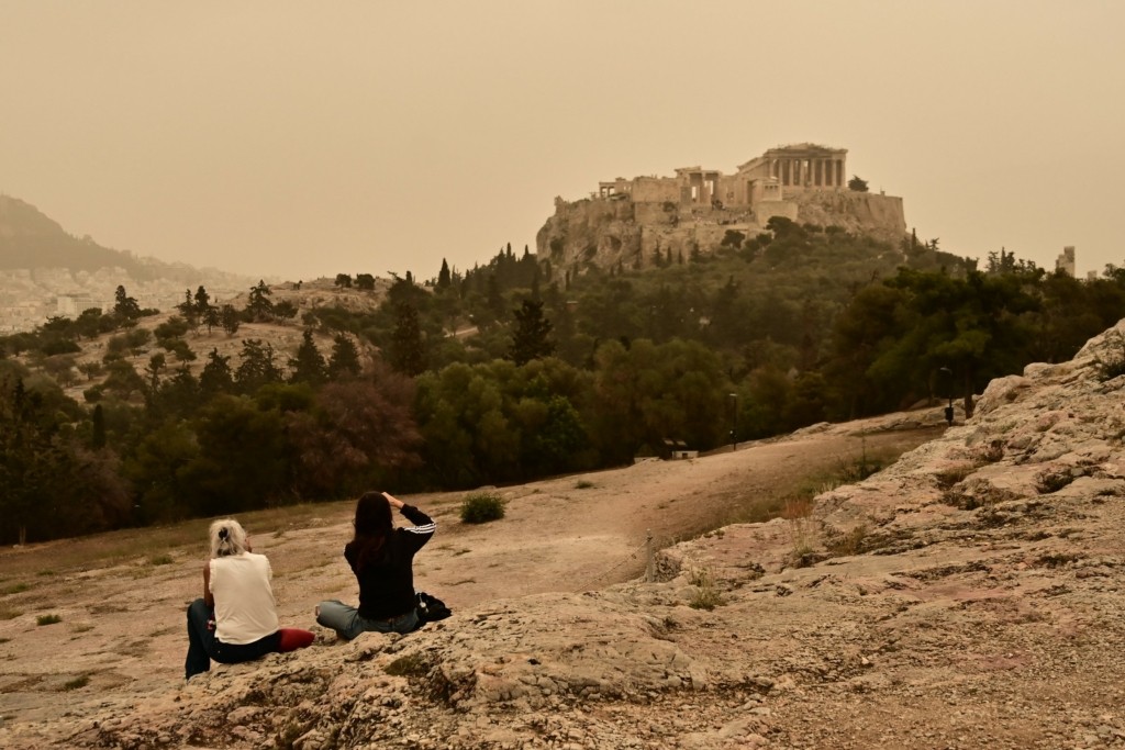 «Σκοτείνιασε» η Αττική από το πυκνό νέφος (εικόνες) 5 6561753 1