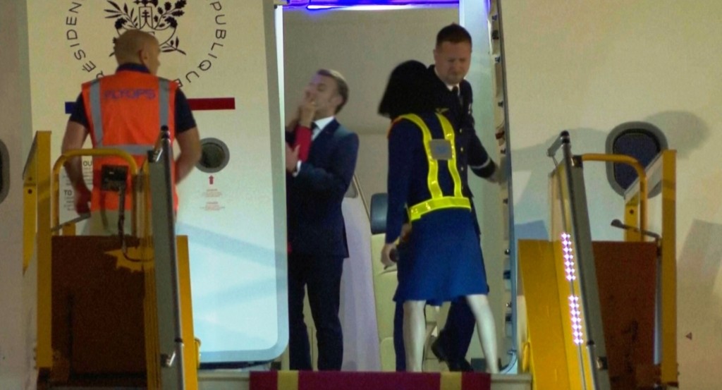 macron_slap