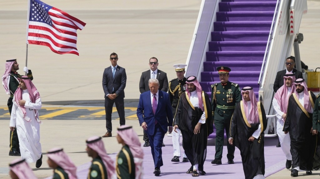 trump-aerodromio-saudi-arabia