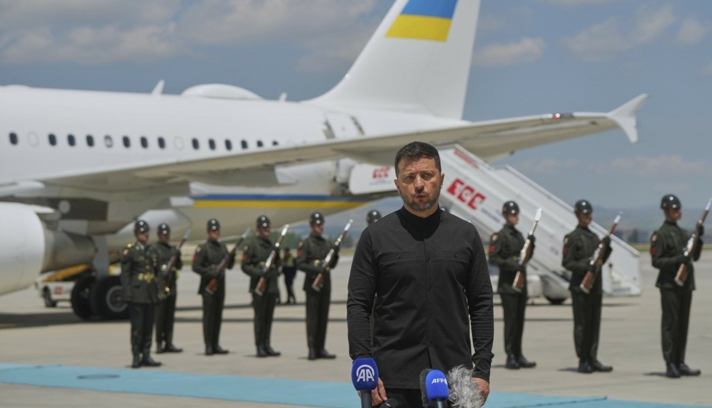zelensky-aerodromio-stratiotes-tourkia