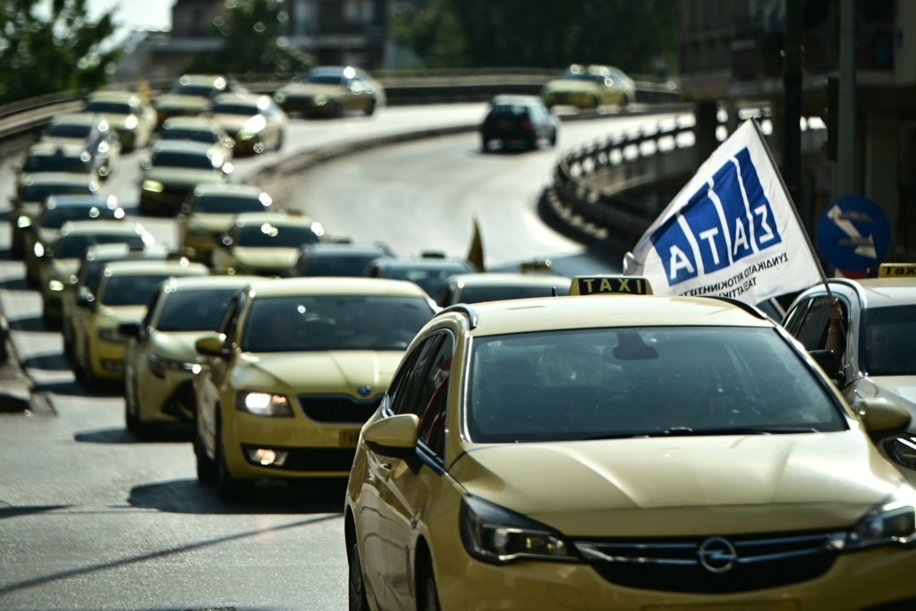 Κίτρινο «ποτάμι» στο Σύνταγμα - Πυρά Λυμπερόπουλου στην Κυβέρνηση 2 6581329