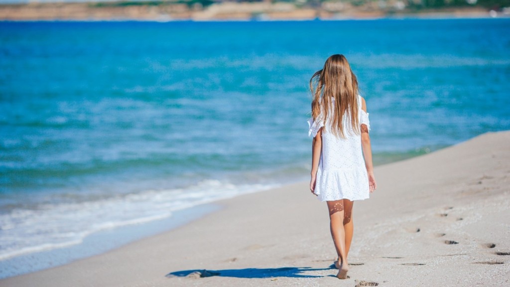 girl_beach_walking