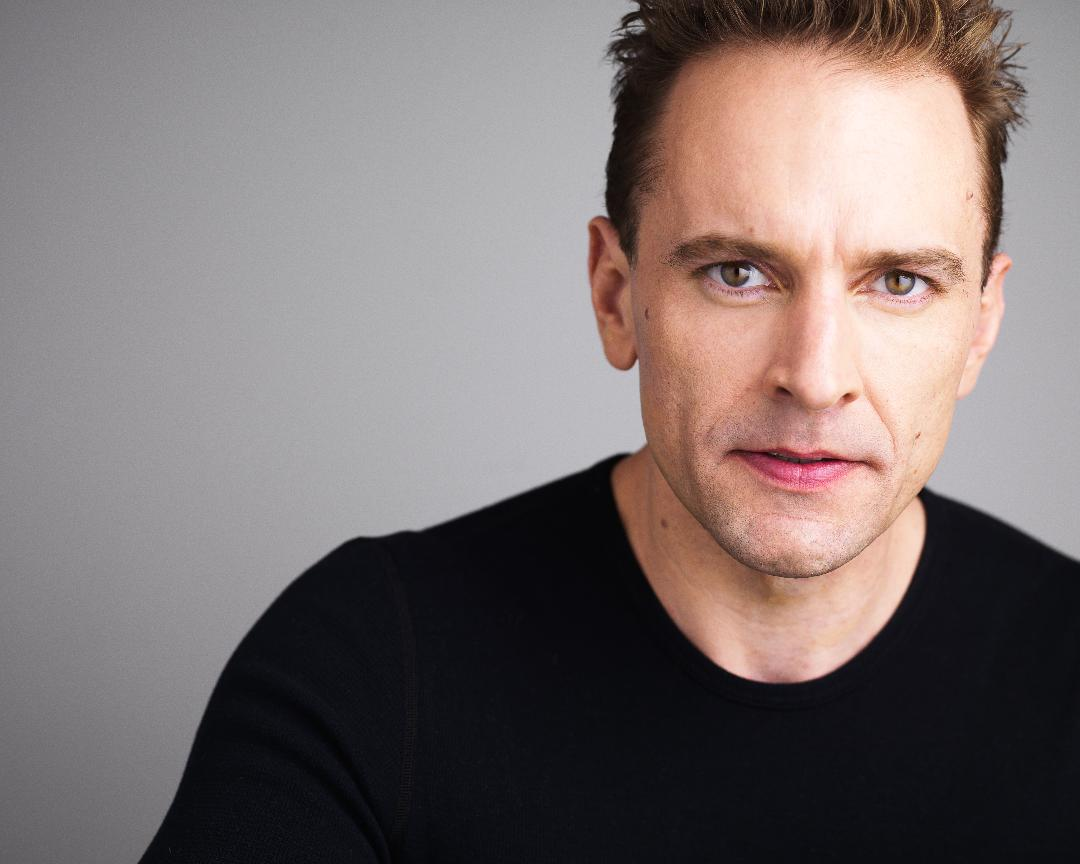 Ugrožena nekdanja taborišča na grških otokih, gledališka premiera z zvezdnikom