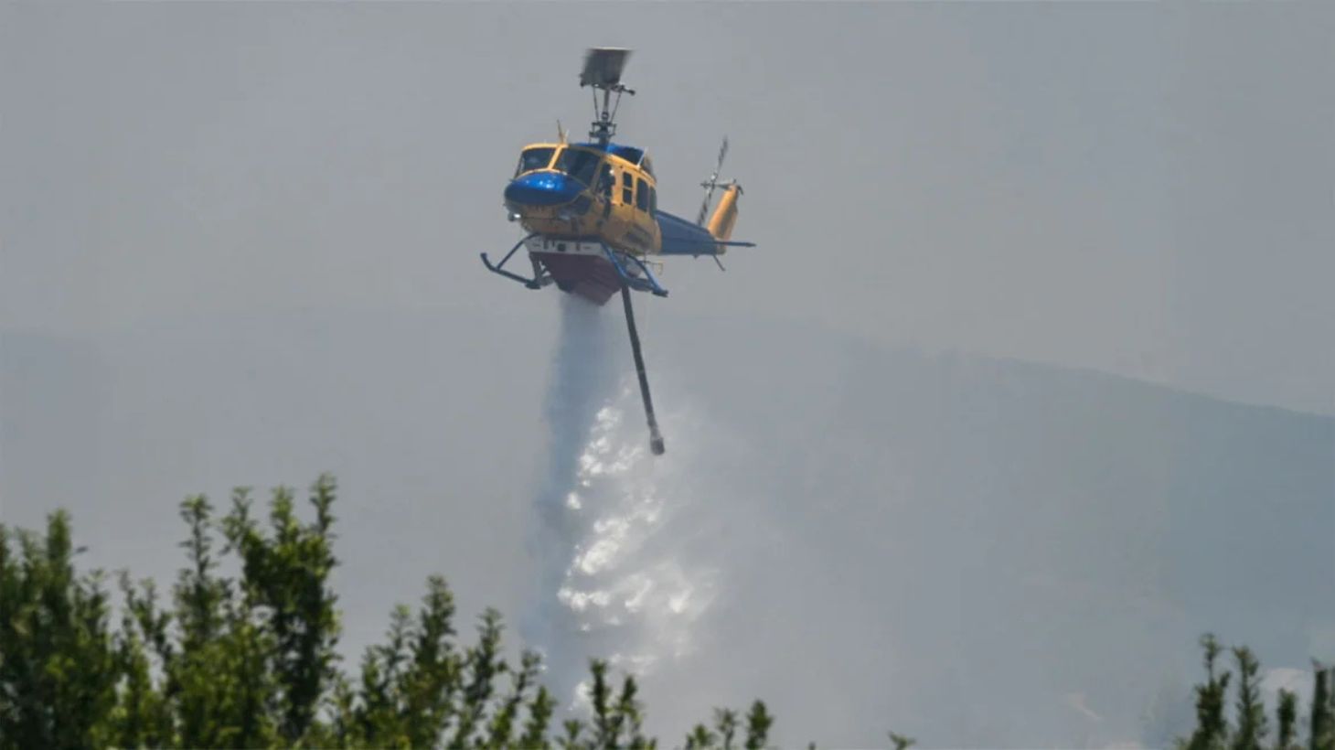 V Ahaji med gašenjem požara skoraj prišlo do tragedije zaradi helikopterja