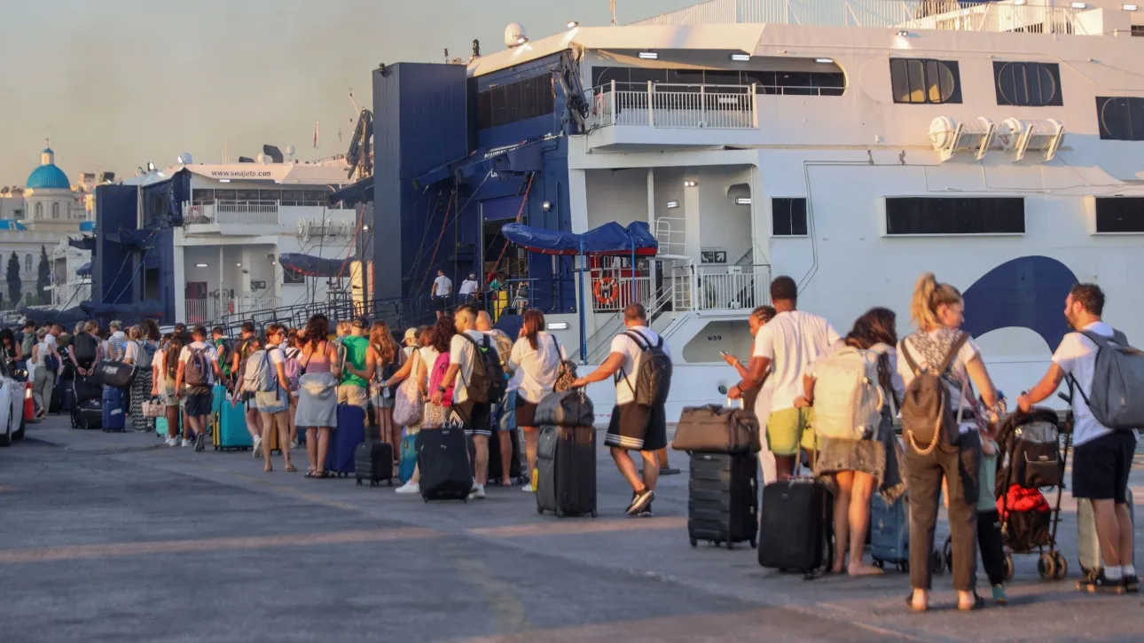 Έξοδος εκδρομέων: Αυξημένη κίνηση σε Πειραιά, Κηφισό και Ελευσίνα για το τριήμερο του Αγίου Πνεύματος (video)