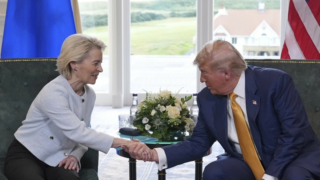 trump-leyen-xeirapsia