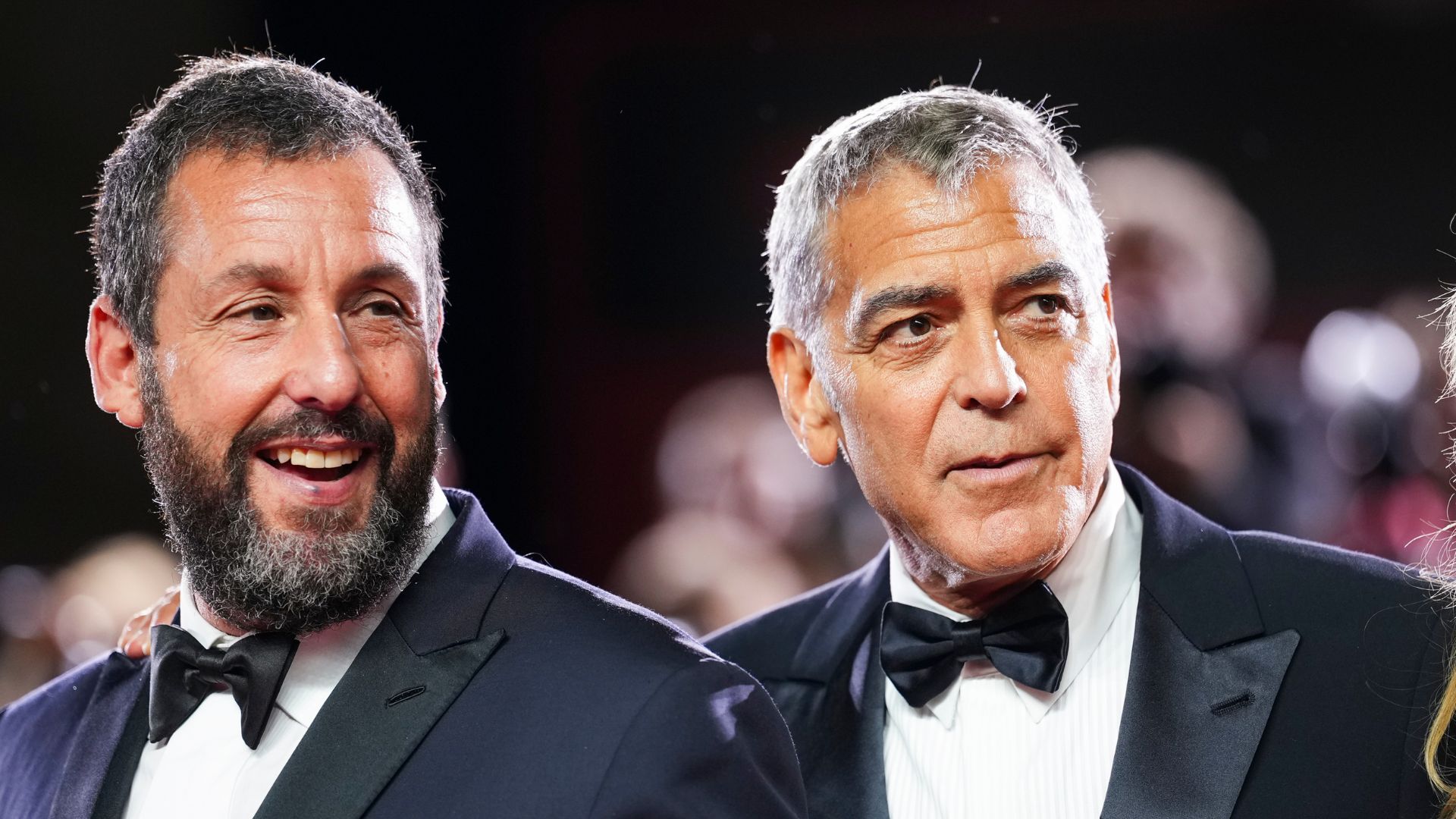 Φεστιβάλ Βενετίας: Θερμή υποδοχή για το «Jay Kelly» με τον George Clooney και τον Adam Sandler – Το φιλί στην Amal Alamuddin και το παρατεταμένο χειροκρότημα (videos)