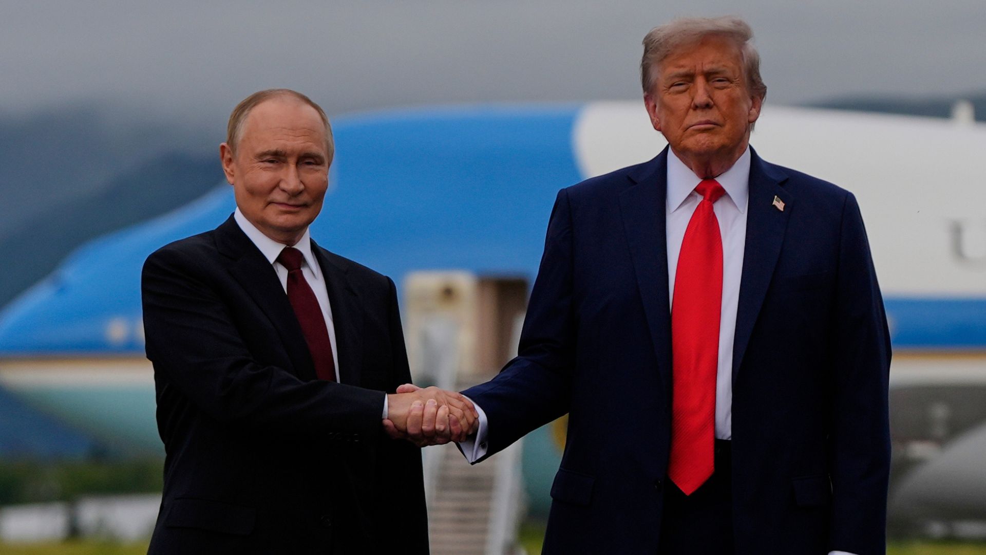 Τραμπ – Πούτιν στην Αλάσκα: Η θερμή χειραψία και το χειροκρότημα στον ρώσο πρόεδρο κατά το πρώτο τετ α τετ (Photos)