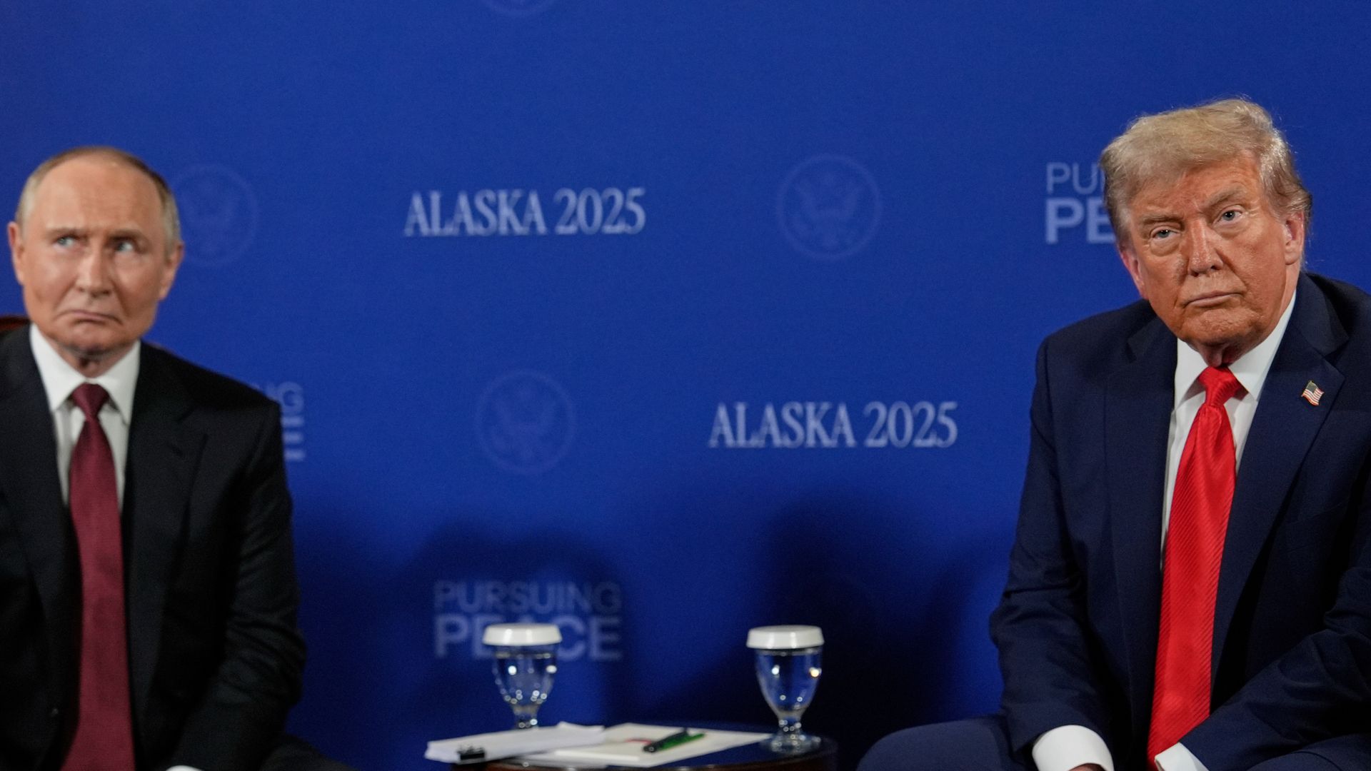 CNN: «Το επόμενο στοίχημα του Τραμπ είναι να καθίσει στο ίδιο τραπέζι Ζελένσκι και Πούτιν»