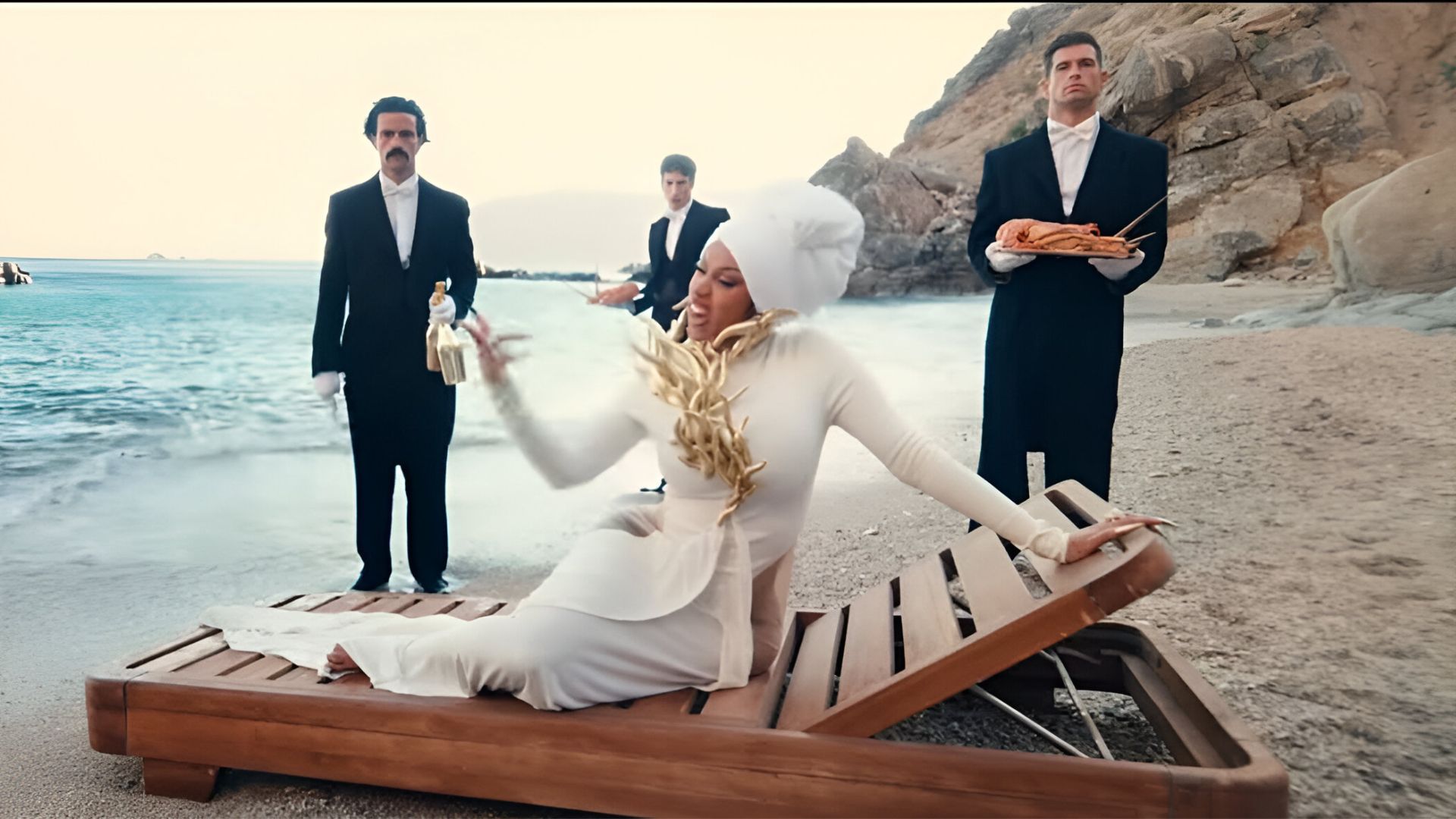 Cardi B snemala videospot na Mikonosu z grškim manekenom