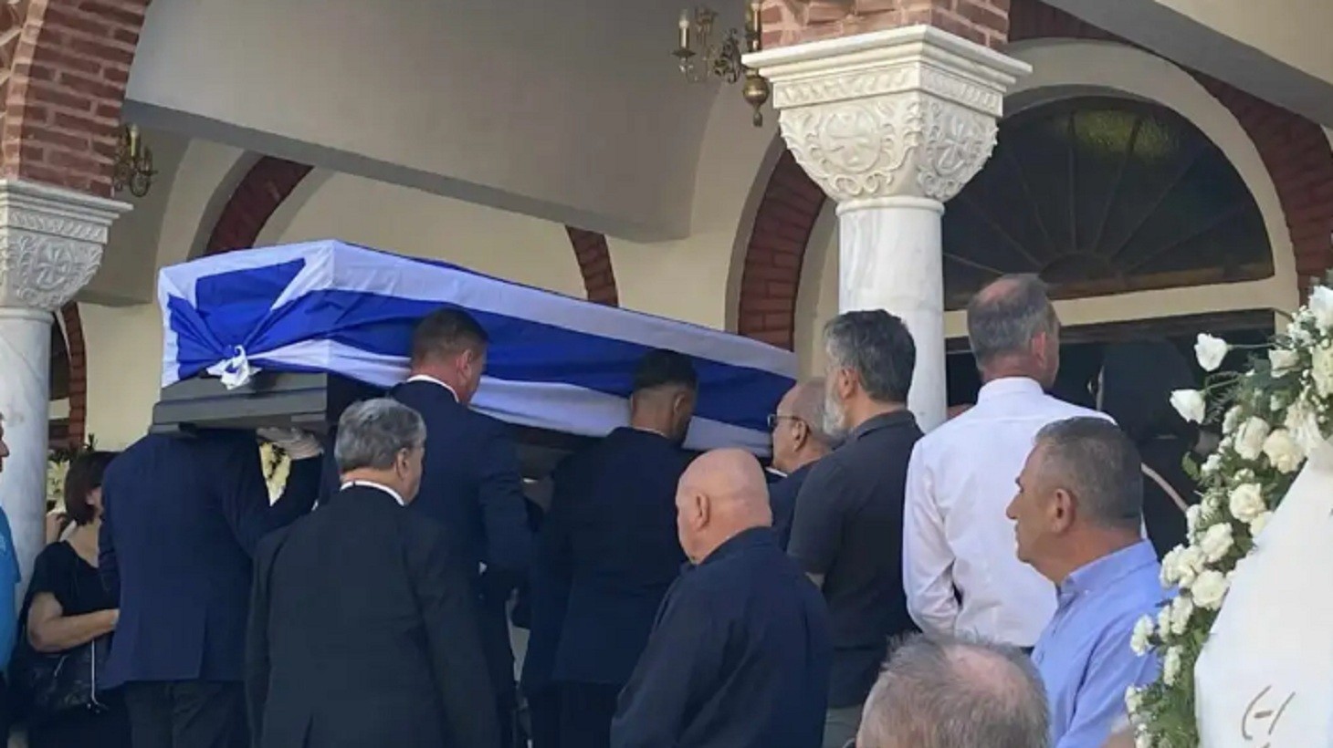 Τελευταίο αντίο στον Απόστολο Βεσυρόπουλο – Πλήθος κόσμου στη κηδεία του (pics)