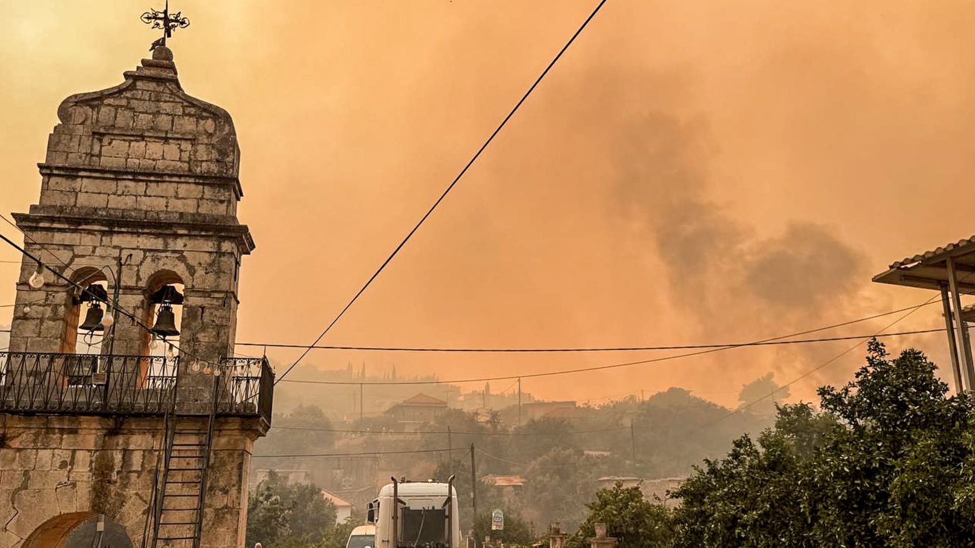 Gozdni požari divjajo po Grčiji, gasilci se borijo z ognjem v več regijah