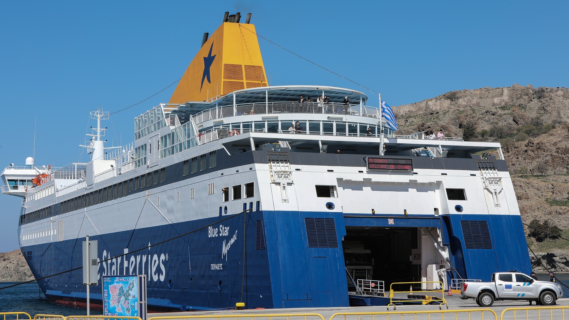 Grški trajekt Blue Star Mykonos začasno prizemljen v Pireju zaradi okvare