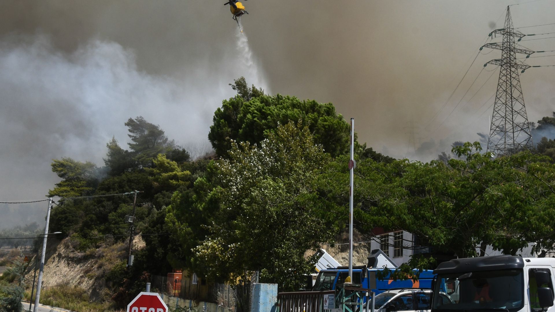 Grčijo že tretji dan pestijo požari, gasilci se borijo z ognjem