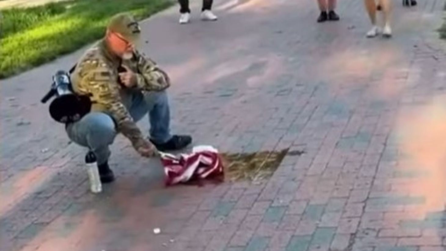 V Združenih državah aretirali protestnika, ki je zažgal ameriško zastavo v bližini Bele hiše