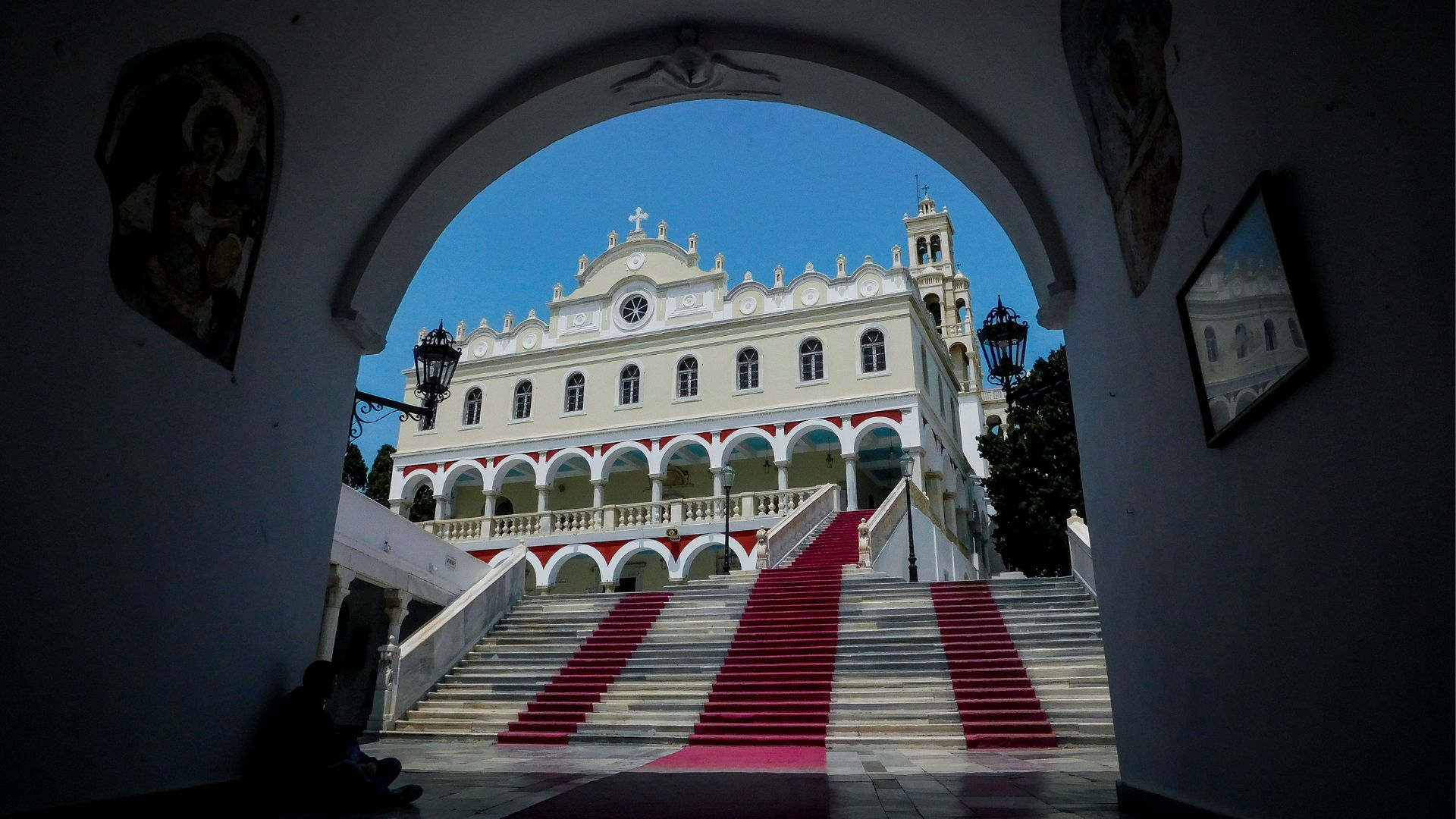 Verniki na grškem otoku Tinos praznovali Marijino vnebovzetje