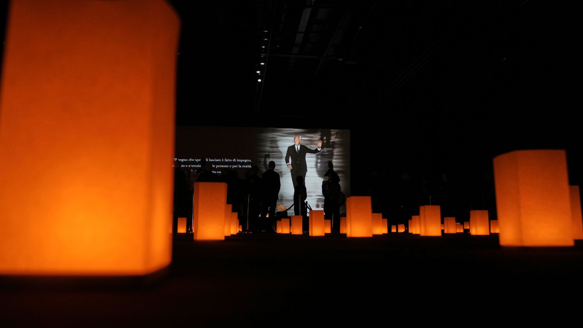 Poslovili so se od Giorgia Armanija: zasebni pogreb v domačem kraju, na tisoče ljudi v Milanu