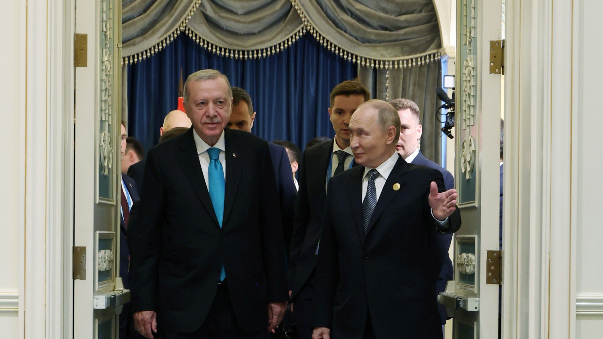 Στην Κίνα συναντήθηκαν Ερντογάν – Πούτιν: «Περιμένουμε τον Ρώσο πρόεδρο σύντομα στη χώρα μας»