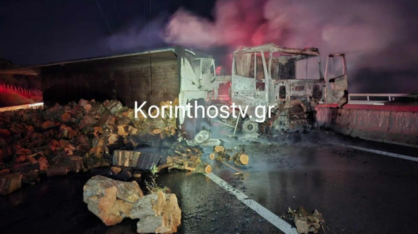 V Grčiji se je pri Patrasu tovornjak z drvmi zaletel v ločilni otok in zagorel, v Halkidi pa se je vozilo zaletelo v stebričke