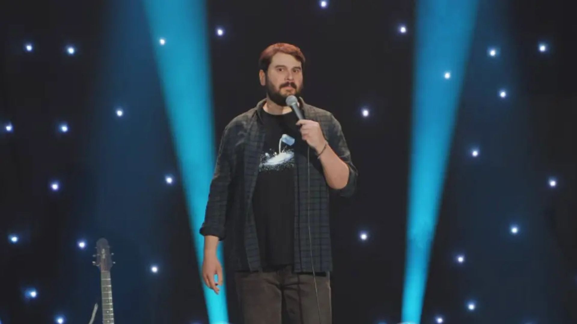 Komika Párisa Rúpousa odpustili zaradi spletnih komentarjev, sam pa pravi, da bi bil raje karkoli drugega kot Grk