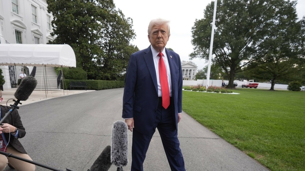trump-mikrofona