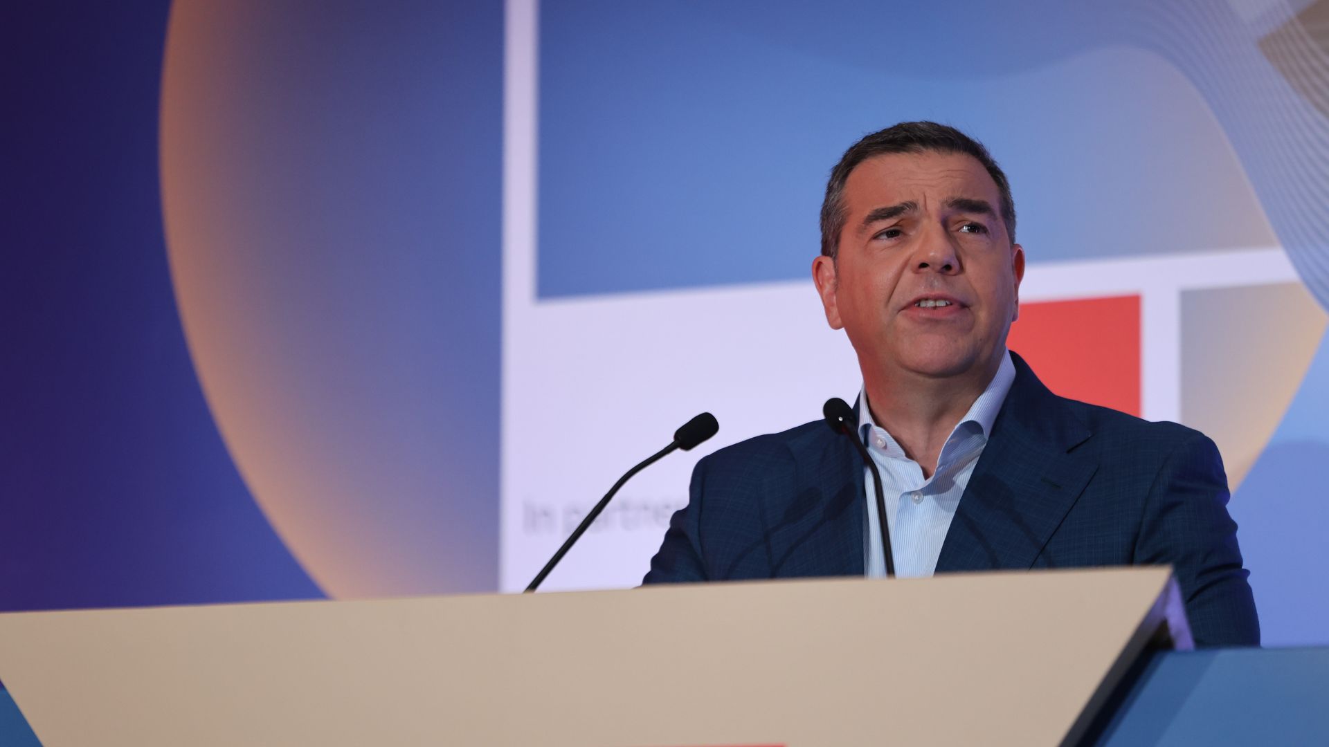 Το ΠΑΣΟΚ «μετράει» Τσίπρα: Λαϊκιστής που παριστάνει τον statesman η πρώτη… αξιολόγηση