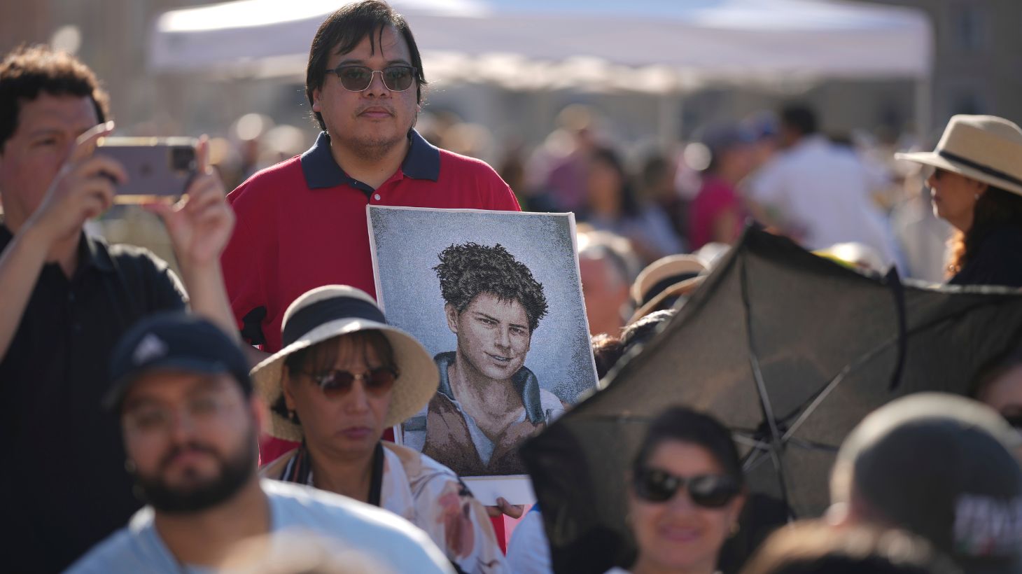 Βατικανό: Χιλιάδες πιστοί στην αγιοποίηση του «influencer του Θεού» – Ποιος ήταν ο 15χρονος που έφυγε από τη ζωή από λευχαιμία το 2006