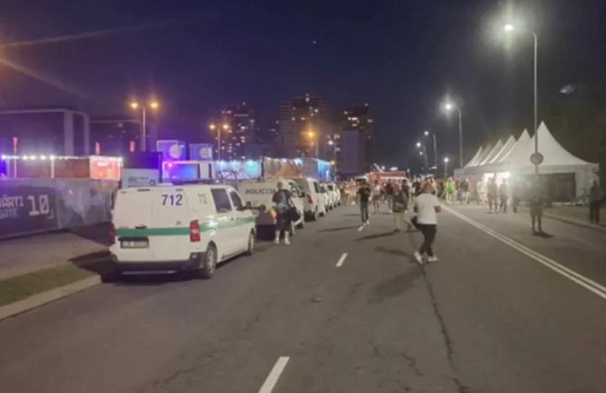 Sumljivo pakiranje povzročilo alarm na Eurobasketu 2025 v Rigi