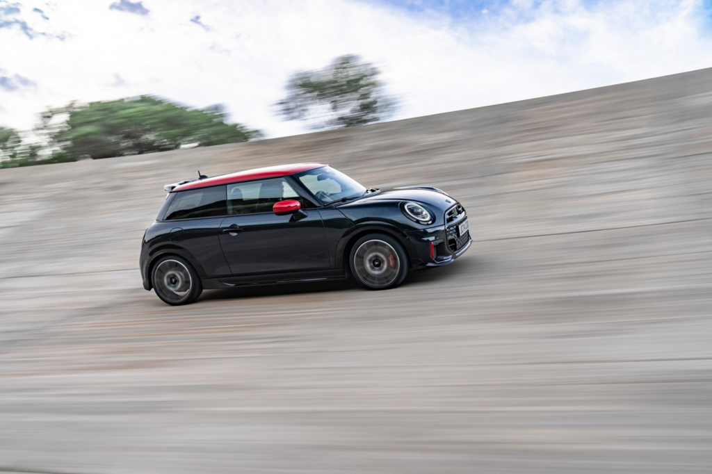 P90573931_lowRes_mini-john-cooper-wor-upscaled