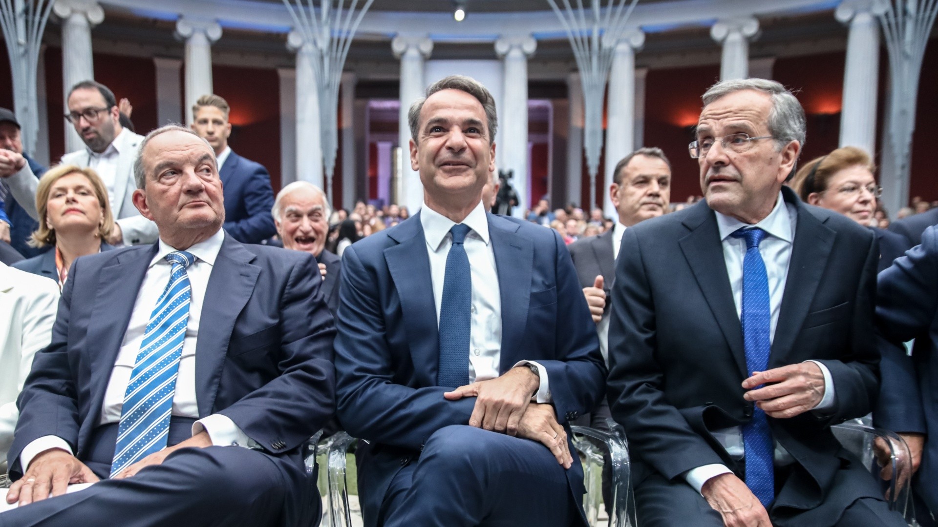Νέα Δημοκρατία: «Ανοίγματα» αλλά και «προϋποθέσεις» για Σαμαρά και Καραμανλή