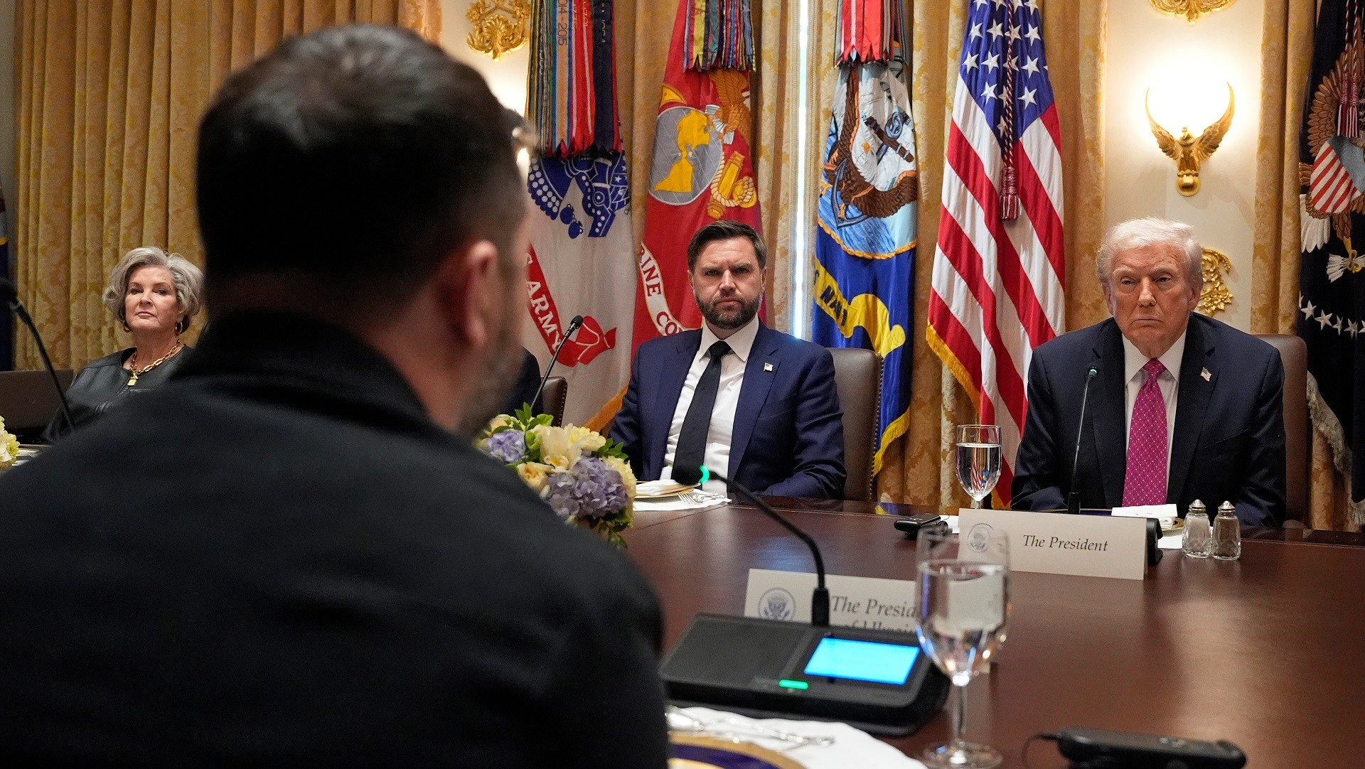 FT: Ο Τραμπ είπε στον Ζελένσκι να αποδεχθεί τους όρους της Ρωσίας ή να βρεθεί αντιμέτωπος με την καταστροφή