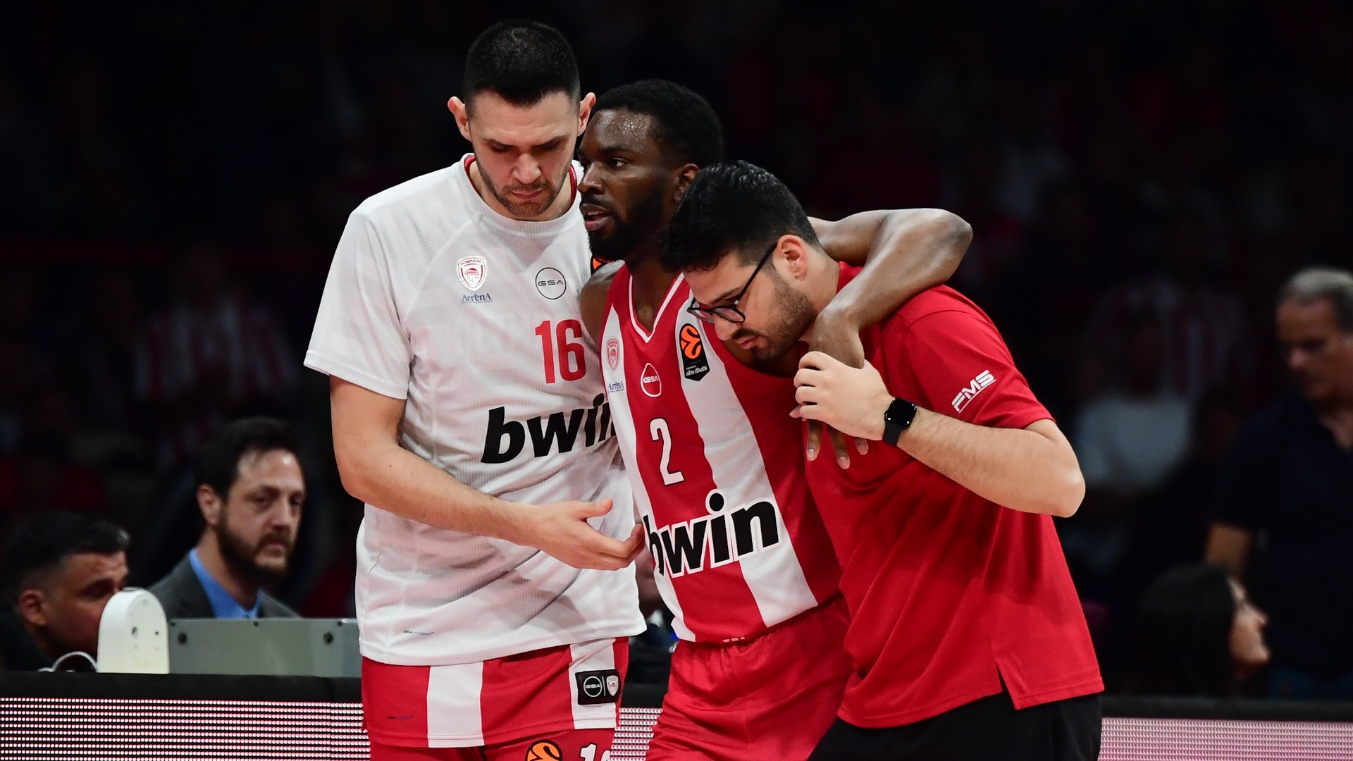 Ολυμπιακός: Τραυματίστηκε ο Έβανς – Έφυγε υποβασταζόμενος για τα αποδυτήρια (Photos/Videos)