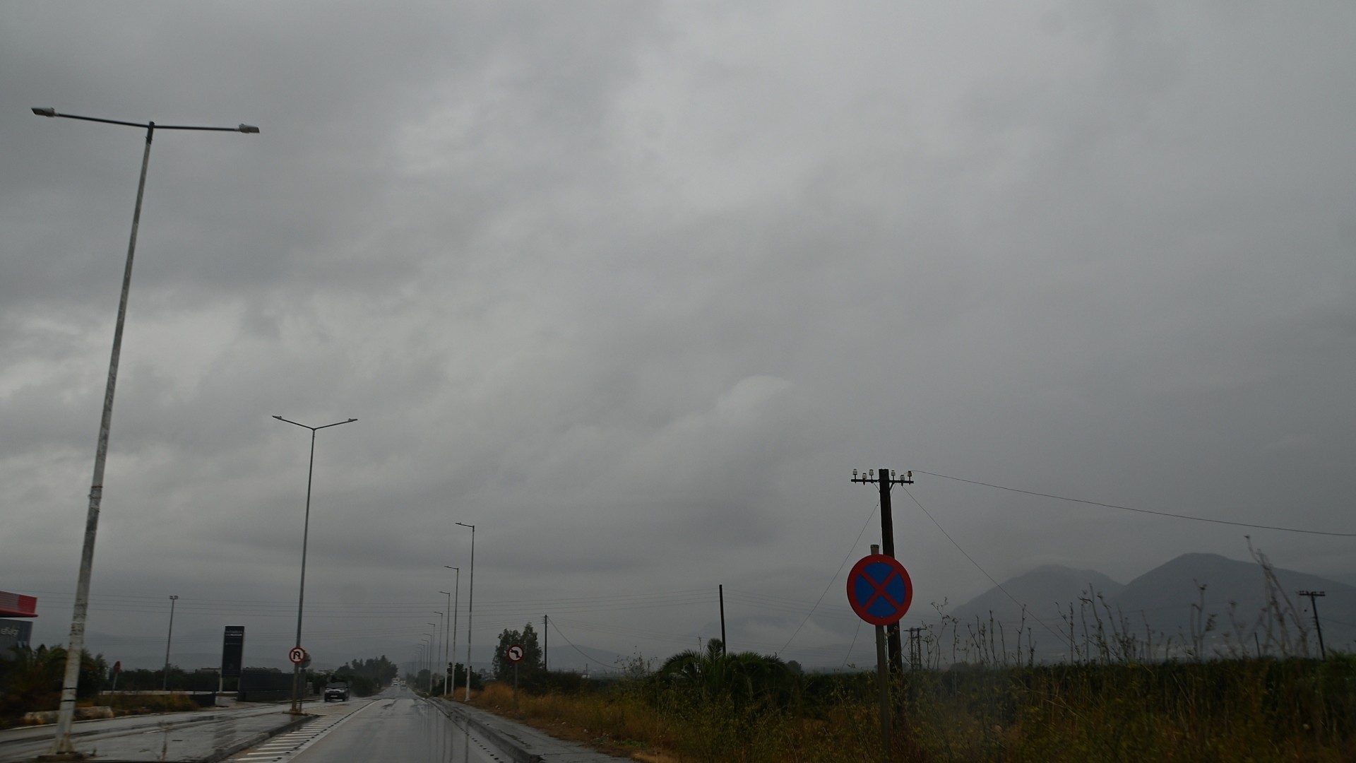 Močno deževje ohromilo avtocesto Atene-Lamia, požar na električnem stebru v Halkidi zaradi udara strele